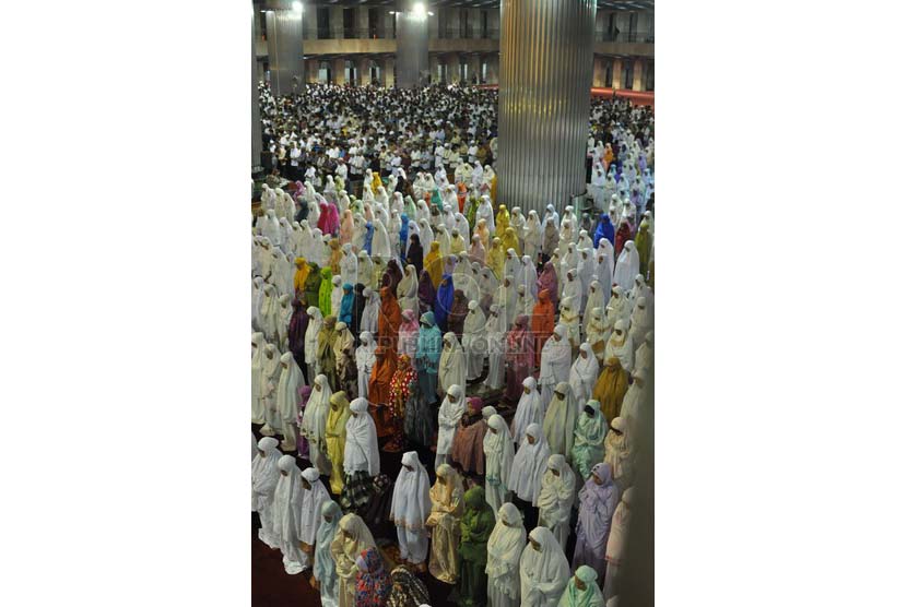 Sejarah Sholat Tarawih. Foto: Shalat Tarawih (ilustrasi).