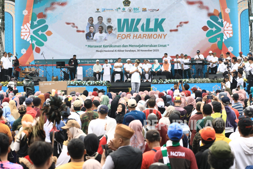 Shalawat Kebangsaan dan Walk For Harmony Kementerian Agama di kawasan Masjid Al-Akbar Surabaya, Ahad (30/11/2025).