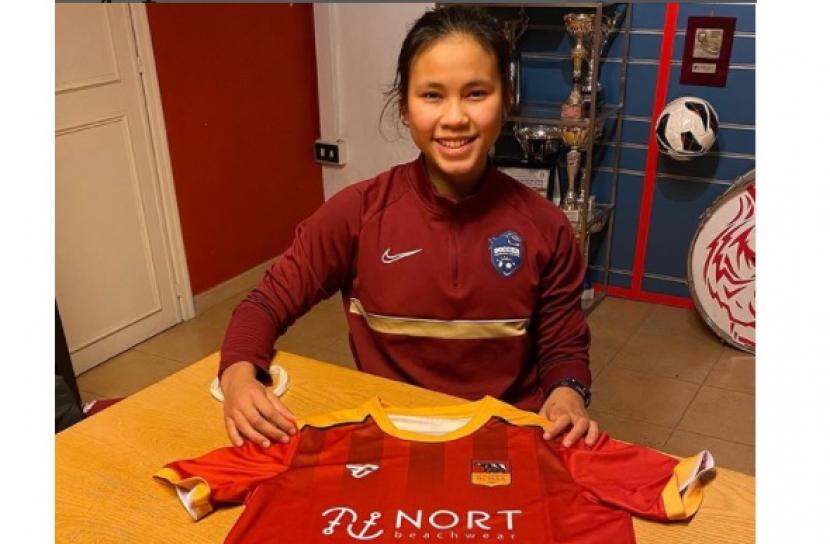 Shalika Aurelia Viandrisa, pesepak bola wanita pertama Indonesia yang berkarier di Eropa. Dia bergabung ke klub Italia, Roma Calcio Femminile (CF) sejak Januari 2021.