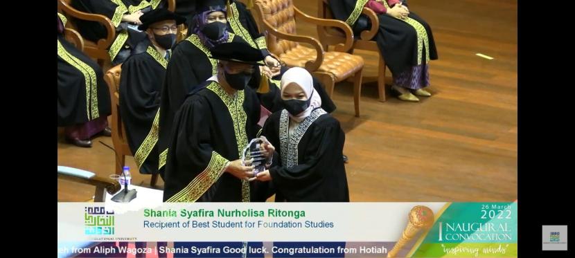 Shania Syafira Nurholisa Ritonga, peserta Beasiswa Baznas  meraih penghargaan Best Student pada Wisuda Program Centre of Foundation Studies  di Malaysia.