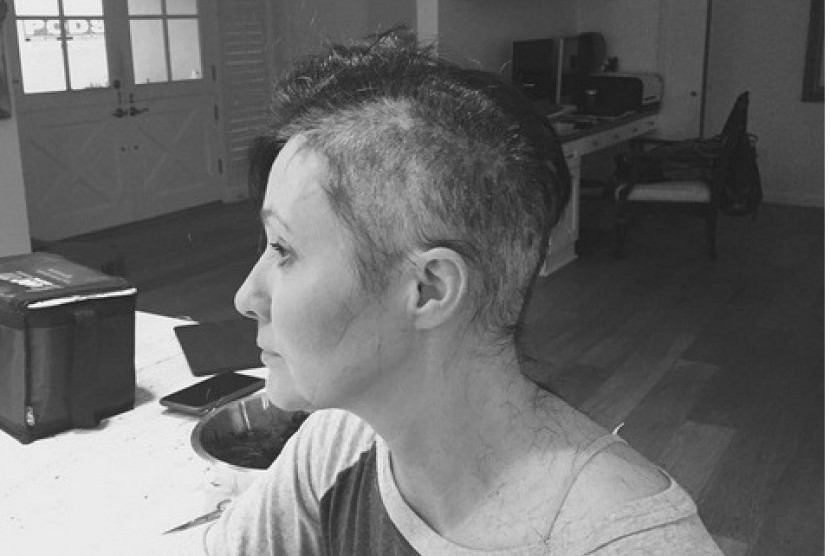 Shannen Doheerty mengunggah gambarnya mencukur rambut sebagai bagian dari upayanya melawan kanker payudara.