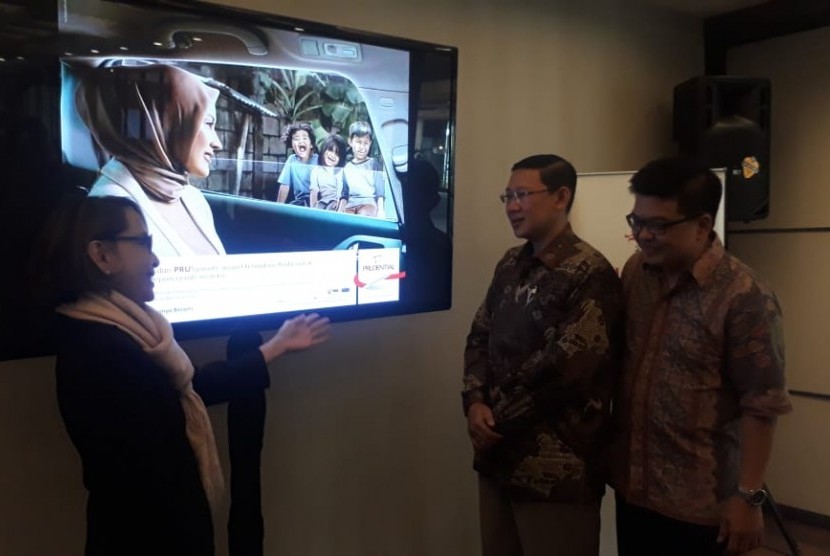 Sharia Government Relations and Community Investment Director Prudential Indonesia, Nini Sumohandoyo menjelaskan tentang asuransi prudential syariah. 