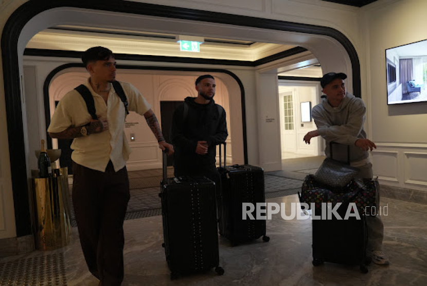 Shayne Pattynama, Calvin Verdonk, dan Eliano Reijnders saat tiba di Hotel Intercontinental Sydney, Australia, Senin (17/3/2025).