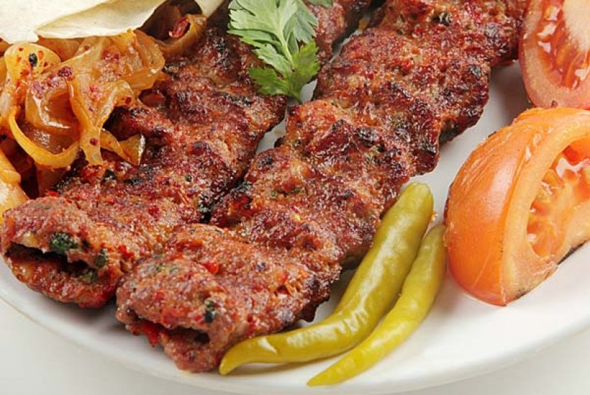 Kebab. Daging kambing kurban bisa diolah menjadi kebab yang nikmat. Cara membuatnya pun mudah.