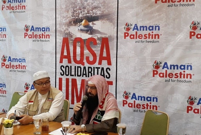Sheikh Dr Muraweh Musa Nassar, Ketua Divisi Lajnah Baitulmaqdis, Asosiasi Ulama Internasional (kanan), mengujungi Kota Bandung dalam program penggalangan dana 