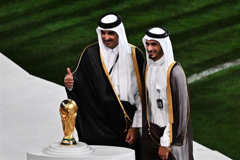 Pengusaha asal Qatar Sheikh Jassim Bin Hamad Al Thani (kanan) dilaporkan tengah mengajukan tawaran terakhir untuk membeli klub raksasa Liga Primer Inggris Manchester United (MU) dari keluarga Glazer.