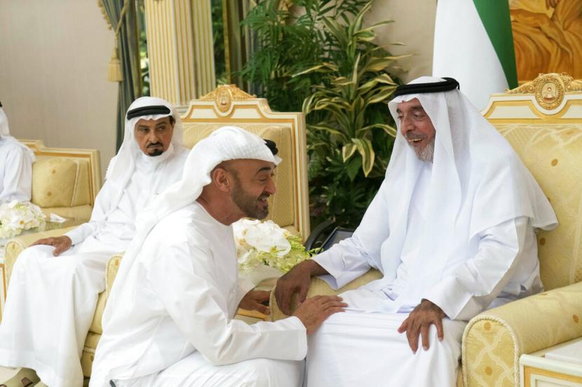 Sheikh Khalifa bin Zayed Al Nahyan, presiden Uni Emirat Arab dan penguasa Abu Dhabi, kanan, disambut oleh Sheikh Mohammed bin Zayed Al Nahyan, putra mahkota Abu Dhabi, tengah, saat Sheikh Humaid bin Rashid Al Nuaimi, penguasa Ajman, kiri, melihat ke Istana Al Bateen di Abu Dhabi, Uni Emirat Arab, Pada Rabu, 8 Mei 2019.