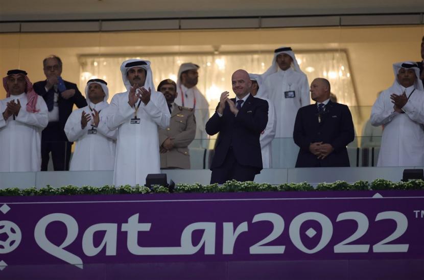 Sheikh Tamim bin Hamad Al Thani (Kiri), Emir Qatar, dan Presiden FIFA Gianni Infantino (Kanan) sebelum Piala Dunia FIFA 2022 Grup A Pertandingan Pembukaan antara Qatar dan Ekuador di Stadion Al Bayt di Al Khor, Qatar, Ahad, 20 November 2022.