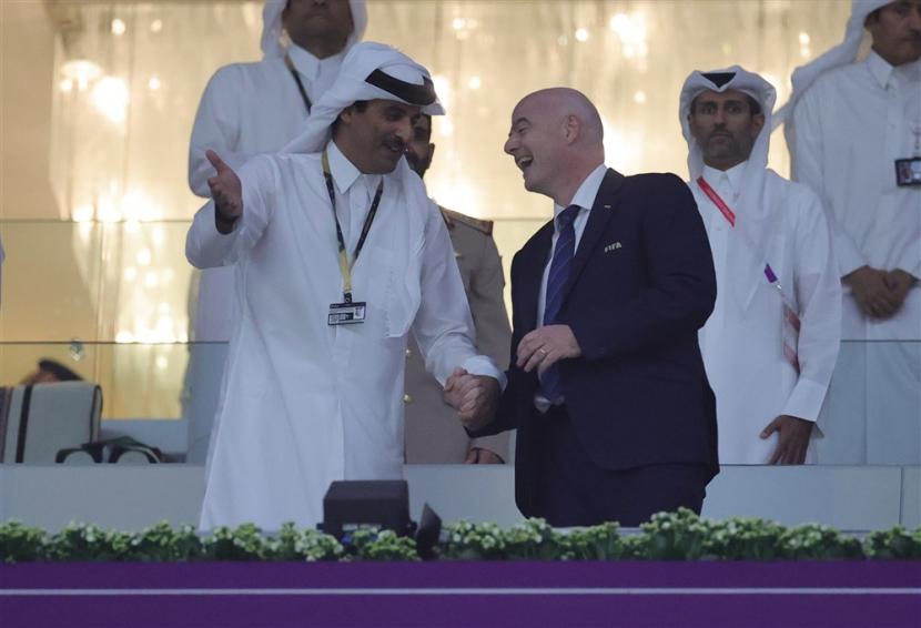  Sheikh Tamim bin Hamad Al Thani (Kiri), Emir Qatar, dan Presiden FIFA Gianni Infantino (Kanan) sebelum Piala Dunia FIFA 2022 Grup A Pertandingan Pembukaan antara Qatar dan Ekuador di Stadion Al Bayt di Al Khor, Qatar, Ahad, 20 November 2022.