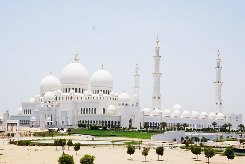 Masjid Sheikh Zayed jadi tujuan tarawih ribuan umat tahun lalu. Sheikh Zayed Grand Mosque di Abu Dhabi