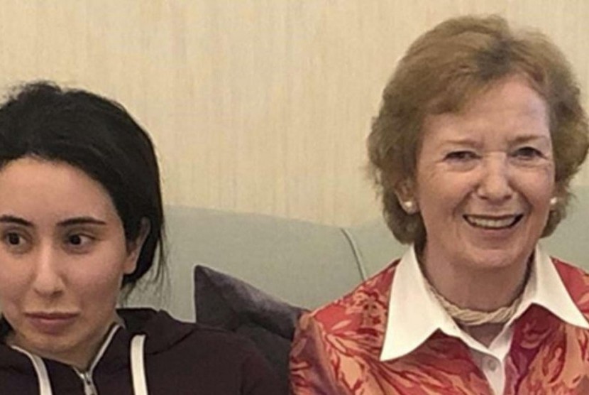 Sheikha Latifa Bin Mohammed bin Rashid Al Maktoum II (kiri) dan Mary Robinson. 
