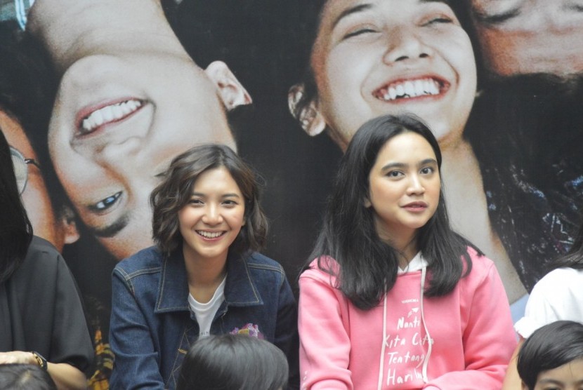 Sheila Dara (kiri) saat acara syukuran capaian satu juta penonton film Nanti Kita Cerita Tentang Hari Ini di Jakarta, Jumat.