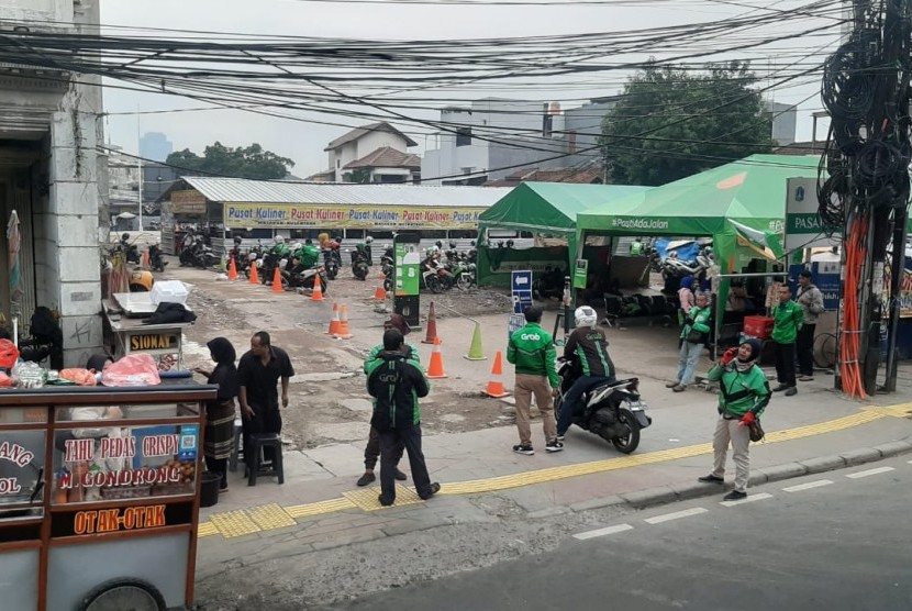 Shelter ojek daring di lahan eks Pasar Blora yang terletak 100 meter dari Stasiun Sudirman, Jakarta Pusat.