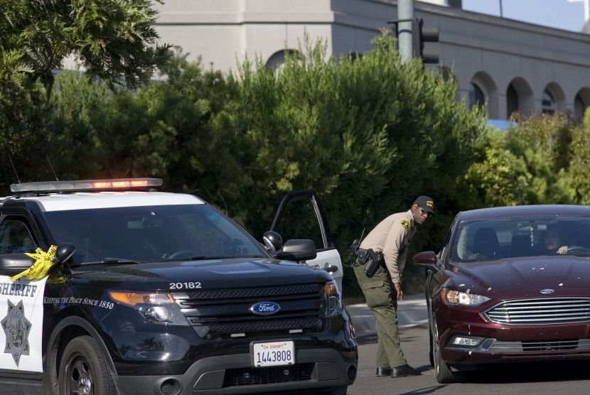 Sherif mengarahkan pengendara setelah terjadi penembakan di Sinagog Chabad, Poway, California, USA, 27 April 2019. 