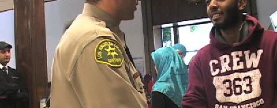 Sherif Morsi yang beragama Islam (kiri) adalah Wakil Kepala Polisi Los Angeles berusaha merangkul komunitas muslim.