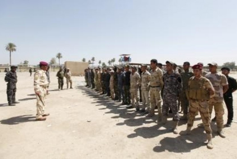 Shi'ite volunteers, who have joined the Iraqi army to fight against militants of the Islamic State, formerly known as the Islamic State of Iraq and the Syam (ISIS), stand during training in Baghdad, July 9, 2014. 