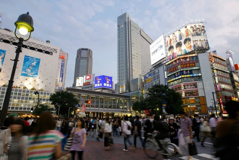 Shibuya terkenal sebagai pusat mode dan budaya di Jepang. Rencananya, bulan depan Jepang akan melarang orang menggunakan ponsel sambil berjalan. 