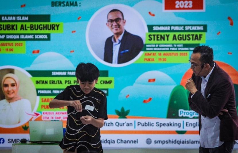 SMP Shidqia Islamic School Bekasi gelar pelatihan public speaking 