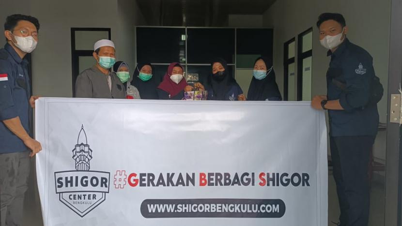 Shigor Center Bengkulu melaksanakan aksi sosial yang dinamakan Gerakan Berbagi Shigor (GBS) di Kota Bangkulu pada setiap Jumat.