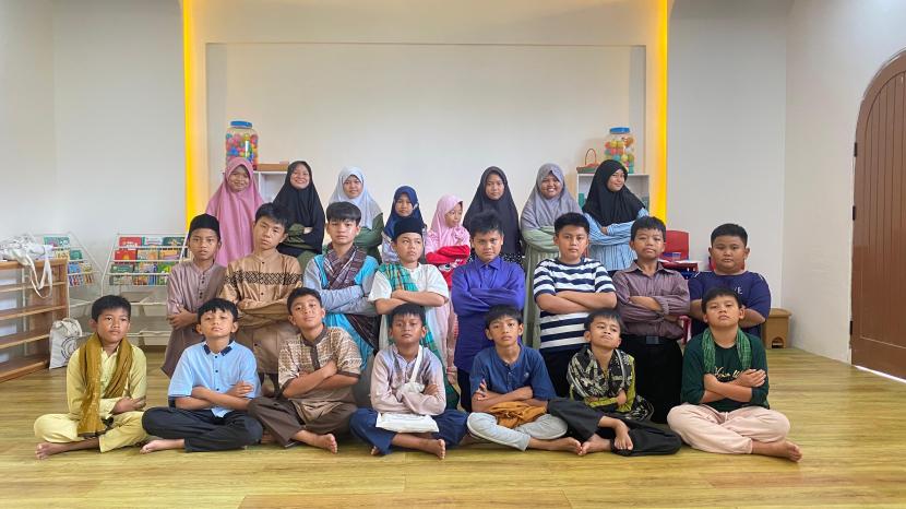 Shigor Center menggelar pendidikan persiapan untuk anak masuk pesantren.