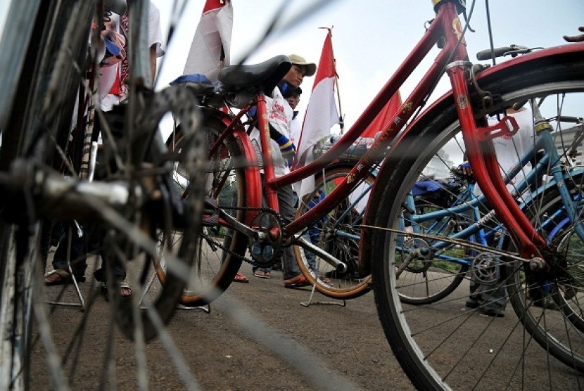 Shiite community from Sampang hold a rally by riding bicycles in front of Presidential Palace in Jakarta on June. (file photo) 