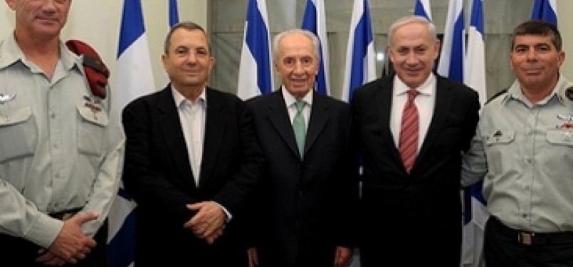 Shimon Peres (tengah), bersama Benyamin Netanyahu (kanan) , Menteri Pertahanan, Ehud Barak (kiri) dandan petinggi militer Israel, IDF