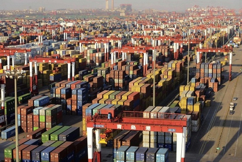 Shipping containers are seen piled up at a port in Qingdao, Shandong province December 10, 2013. China's leaders began mapping out their economic and reform plans for 2014 behind closed doors on Dec. 9, 2013.