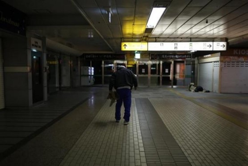 Shizuya Nishiyama, a 57-year-old homeless man from Hokkaido, walks at Sendai Station in Sendai, northern Japan December 18, 2013. 