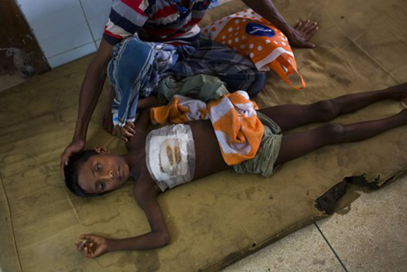   Shoabib, anak Rohingya yang berusia 7 tahun terluka di dada saat tentara Myanmar menyerbu desanya, dan saat ini tengah mendapatkan perawatan di sebuah rumah sakit Bangladesh, Ahad (10/9). 