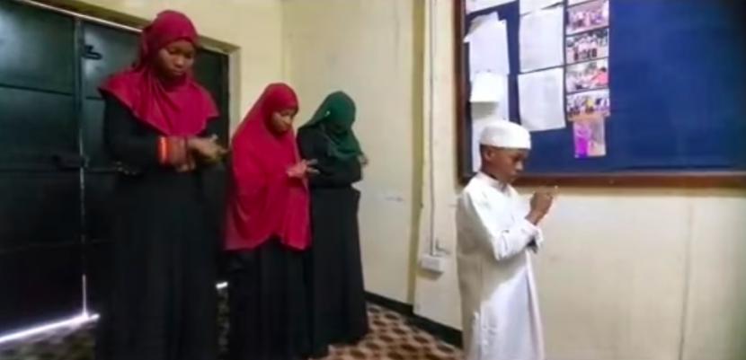 Sholat berjamaah dengan bahasa isyarat