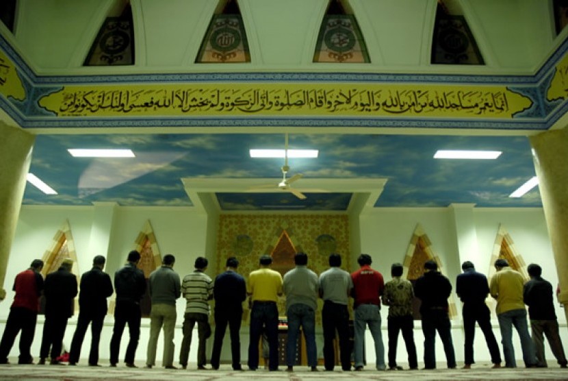 Sholat berjamaah di Masjid At-Taubah (ilustrasi). Sholat dan sabar menjadi senjata ampun mukmin hadapi persoalan dunia   
