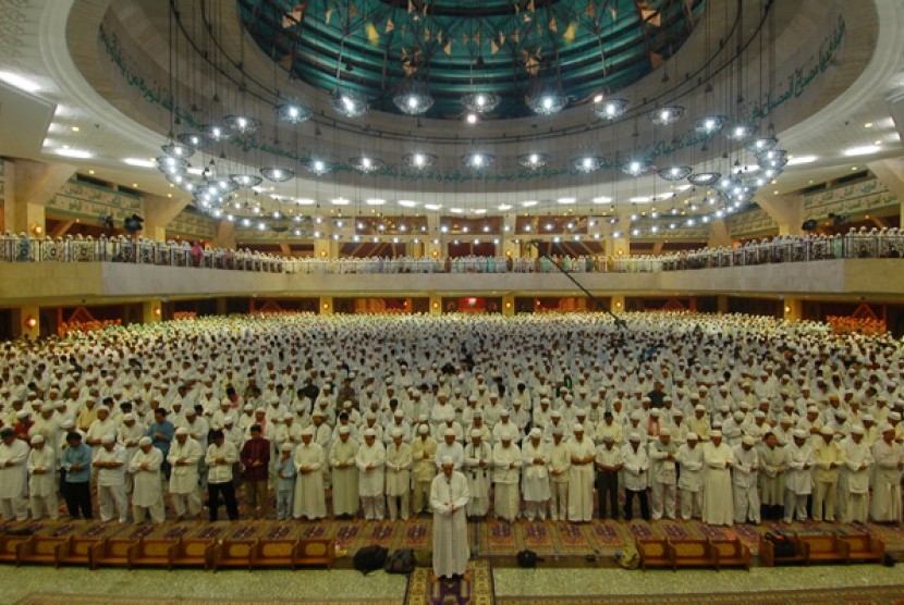 Keutamaan 40 Hari Sholat Berjamaah tanpa Tertinggal Takbiratul Ula. Foto: Sholat berjamaah (ilustrasi)