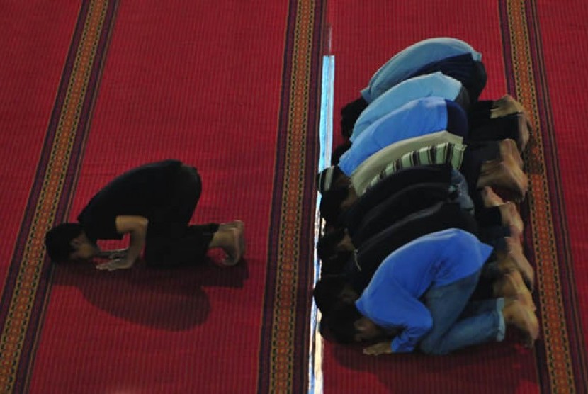 Jamaah mukim diperbolehkan sholat di belakang imam musafir. Sholat berjamaah (Ilustrasi)