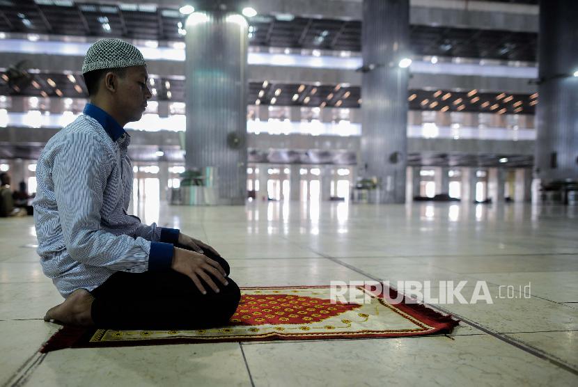 Sholat di Masjid Istiqlal (ilustrasi). Memejamkan Mata Saat Sholat Agar Khusyuk, Bagaimana Hukumnya? 