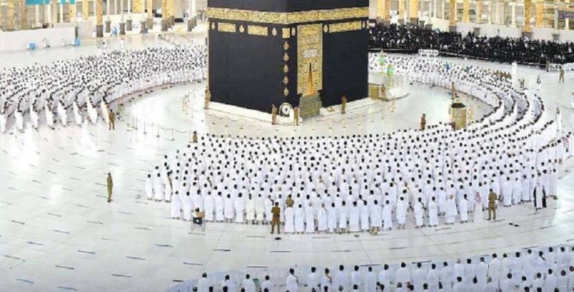 Nasihat Bagi Jamaah Haji yang Suka Melintas Orang Sholat. Foto: Sholat di Masjidil Haram tanpa jarak antar jamaah