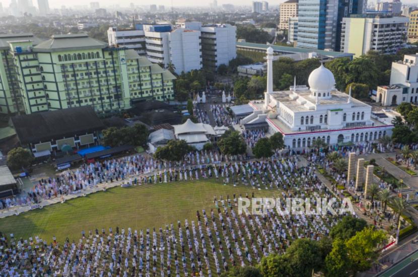 Jaga Jarak ​​Muslim Dunia Saat Rayakan Idul Adha. Foto: Sholat Idul Adha 1441 H di lingkungan Masjid Al-Azhar, Jakarta, Jumat (31/7/2020).