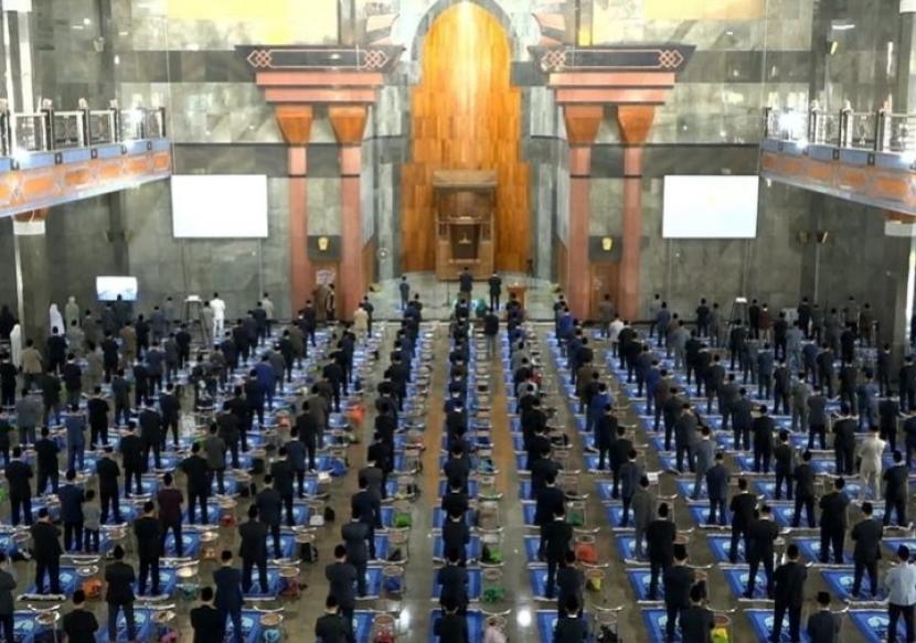 Sholat Idul Fitri di Pondok Pesantren Al Zaytun. Surat al-Mujadilah ayat 11 bukan dalil pelaksanaan sholat shaf renggang 