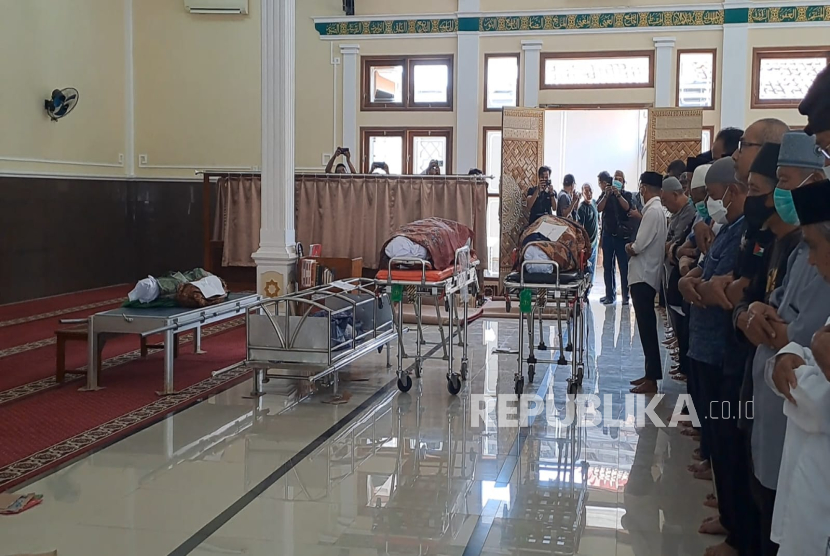 Sholat jenazah kelima korban yang masih sekeluarga, yang ditemukan tewas di dalam rumah di Kelurahan Paoman, Kecamatan/Kabupaten Indramayu. Sholat jenazah dilakukan di Masjid Madania Sindang, Rabu (3/9/2025).
