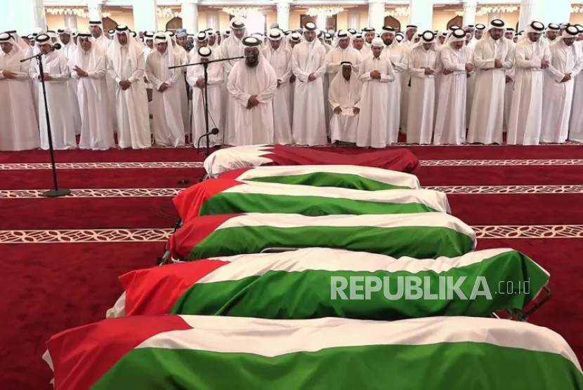 Sholat jenazah korban serangan Israel di Qatar. 