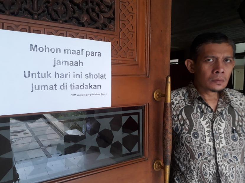 Sholat Jumat ditiadakan di Masjid Balai Kota Depok, Jumat (20/3).(Republika/Rusdy Nurdiansyah)