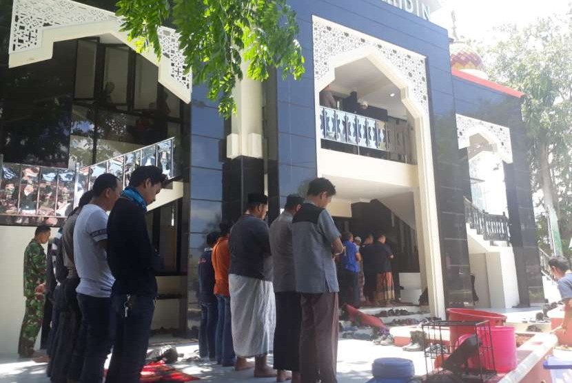 Shalat Jumat pertama pascasepekan gempa bumi dan tsunami yang terjadi di Palu, Sigi, Donggala dan sekitarnya, Jumat (5/10). Masyarakat memanfaatkan air bersih seadanya untuk berwudlu di Masjid Mujahiddin, Kota Palu, Sulawesi Tengah.  