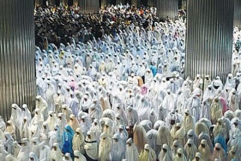 Congregational prayer at Istiqlal mosque. (Illustration)