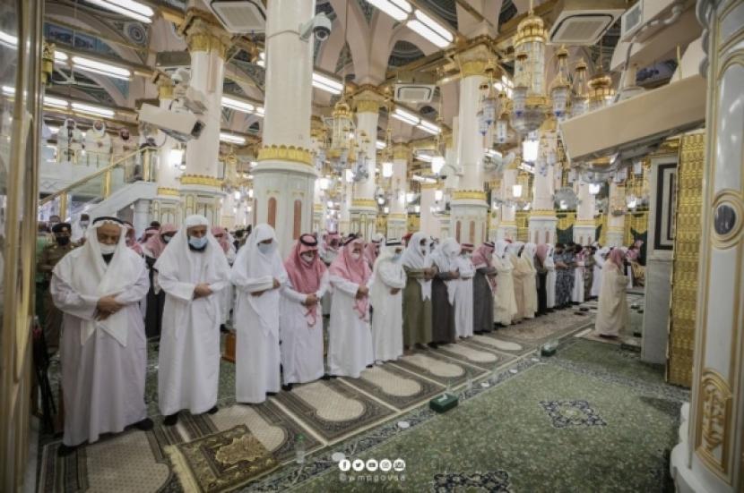 Sholat tarawih di area Raudhah atau makam Nabi Muhammad SAW di Masjid Nabawi, Madinah, Arab Saudi, Jumat (1/4/2022).