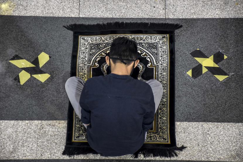 Mengapa Bisa Lupa dalam Gerakan Sholat?. Foto: Seorang muslim sedang berdoa usai Sholat. (Ilustrasi)