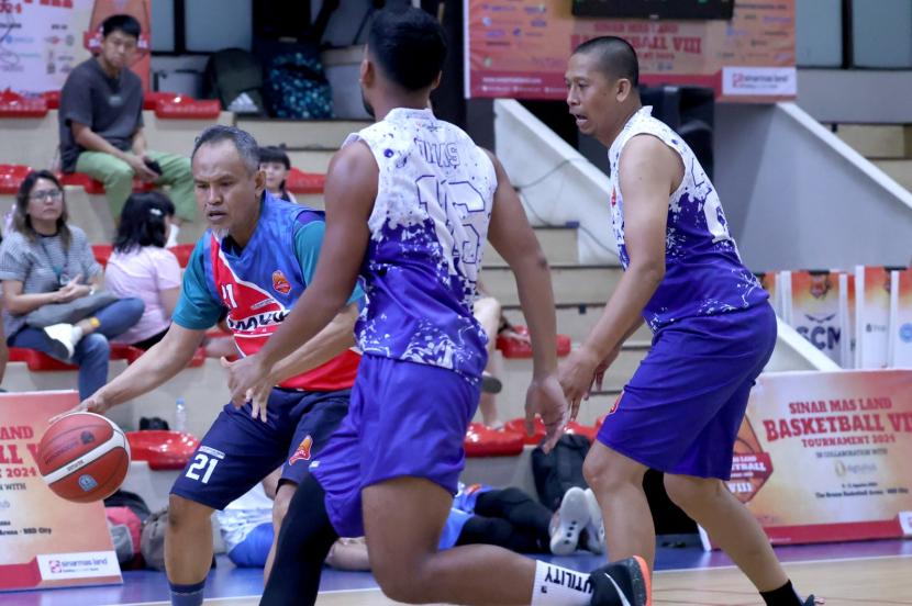 Shooter gaek Mahaka Fitriyanto aka Fetruk membawa bola saat menghadapi Transmedia pada final kelompok media Sinar Mas Land Basketball Tournament (SMLBT) in Collaboration with Digital Hub 2024. Fetruk mencetak sembilan poin, tapi gagal membawa timnya mengalahkan Transmedia.