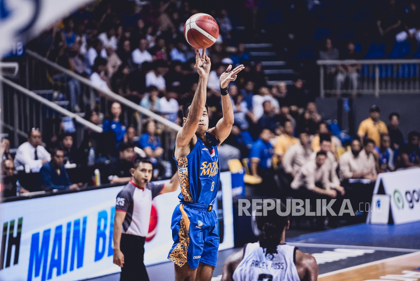 Shooting guard Satria Muda Pertamina Sandy Ibrahim Aziz melepaskan tembakan saat menghadapi Bima Perkasa Jogja dalam lanjutan IBL Gopay 2025 di Britama Arena, Kelapa Gading, Jakarta, Jumat (14/3/2025) malam.