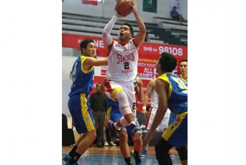 Shooting guard Stadium Merio Ferdiansyah mencoba memasukkan bola di tengah kepungan pemain JNE BSC Bandung Utama di NBL Indonesia Seri III Malang, Kamis (15/1).