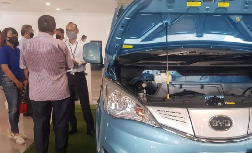Showcase model mobil taksi listrik di area dropzone Bandara Internasional Jenderal Ahmad Yani Semarang, Selasa (26/4/2022).