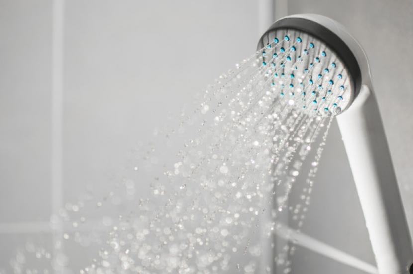 Cara menghilangkan kerak di kepala shower (ilustrasi).
