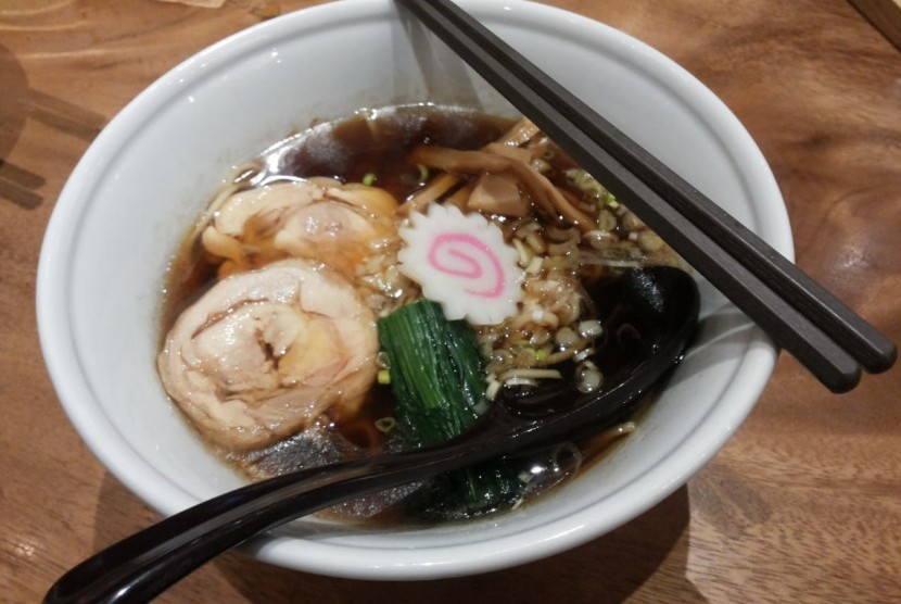 Shoyu Chicken Ramen Ippudo, ramen otentik pertama di dunia khas Jepang yang berbahan dasar ayam. 